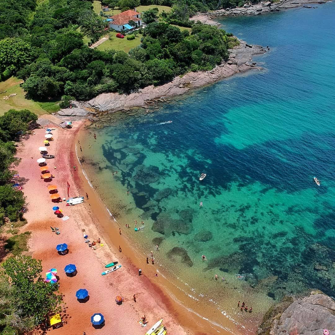 Playa tropical con mar turquesa